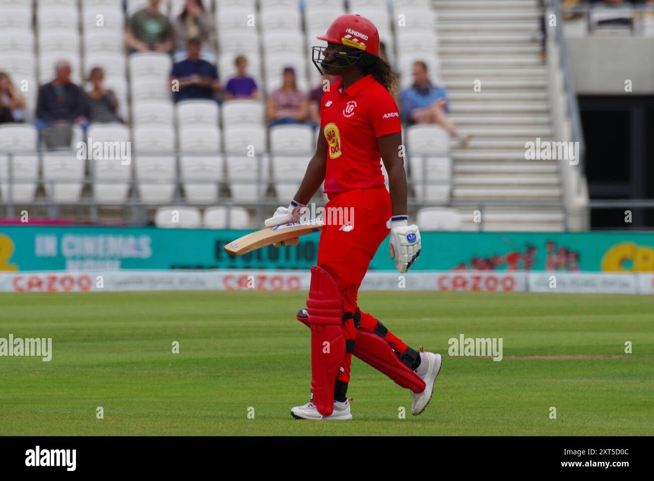 Leeds, Angleterre, 24 juillet 2021. Hayley Matthews battant pour le feu gallois quittant le champ après avoir été licencié par les Superchargeurs du Nord dans les cent à Headingley. Crédit : Colin Edwards Banque D'Images