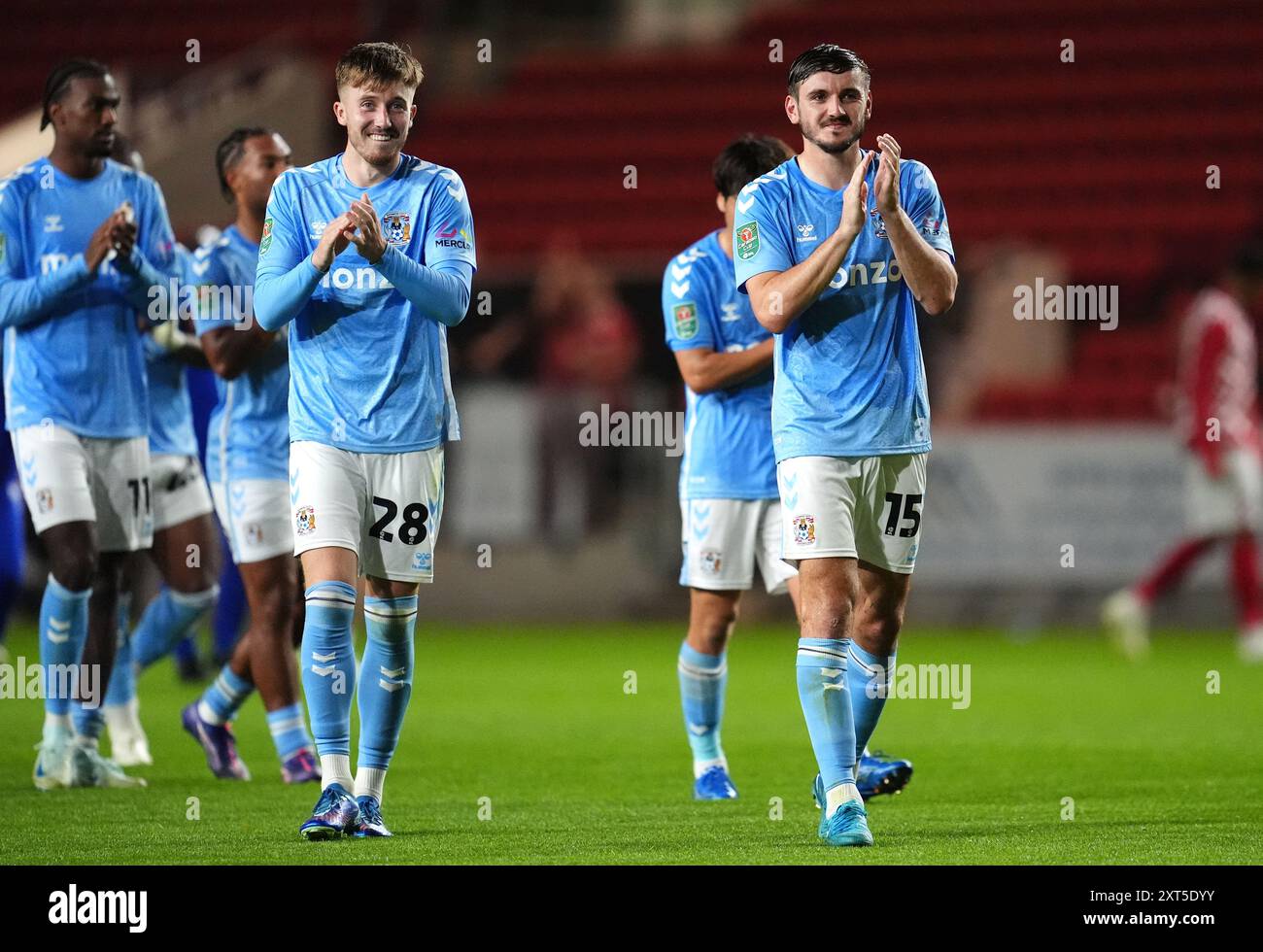 Josh Eccles de Coventry City (à gauche) et Liam Kitching applaudissent les supporters après la victoire dans le match du premier tour de la Coupe Carabao à Ashton Gate, Bristol. Date de la photo : mardi 13 août 2024. Banque D'Images