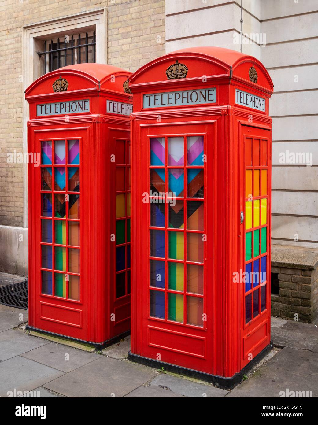 Deux cabines téléphoniques rouges avec drapeaux arc-en-ciel à Broad court, Londres, à l'angle de l'ancien tribunal de première instance et du poste de police de Bow Street Banque D'Images