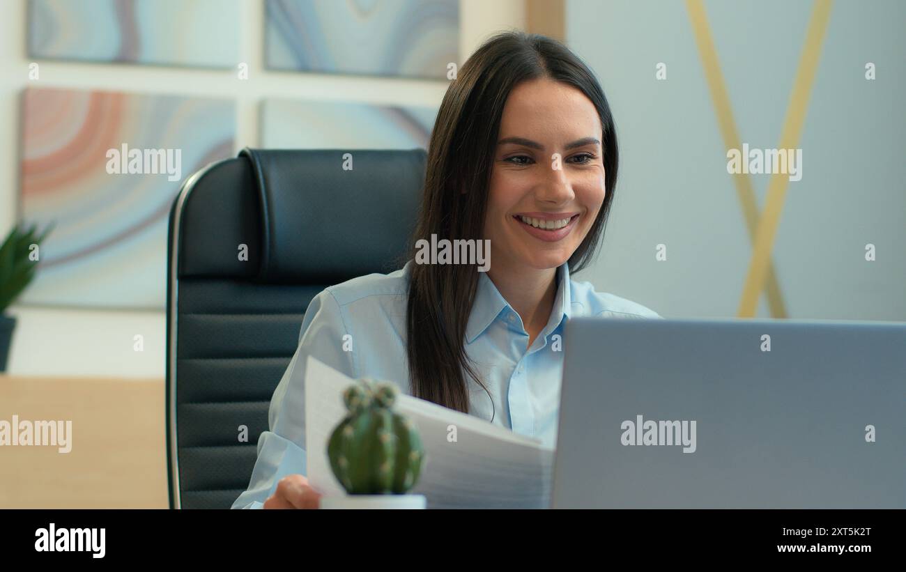 Caucasien souriant femme d'affaires employeur consultant avocat agent amical fille heureuse femme d'affaires parler vidéo appel portable conférence en ligne Banque D'Images