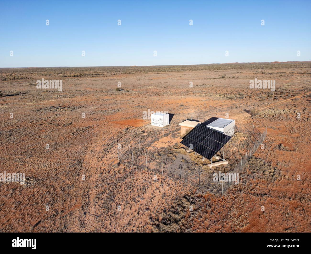 Équipement de communication à énergie solaire à côté de la Stuart Highway dans l'outback d'Australie méridionale. Banque D'Images