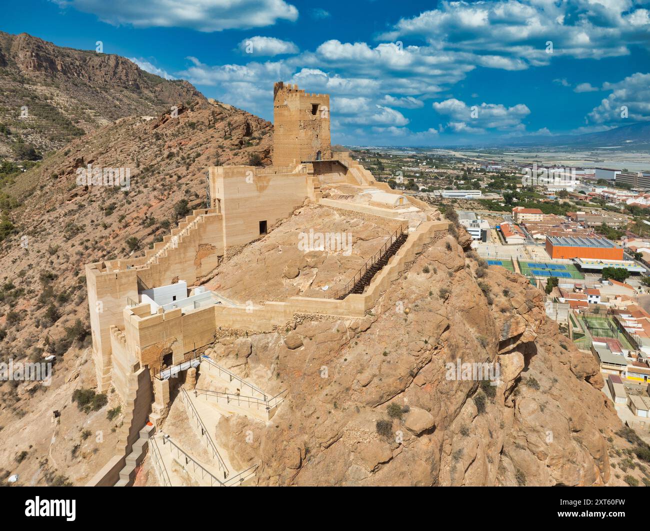 Vue aérienne du château de l'Alhama avec grand donjon carré restauré en utilisant le béton et les ruines de peuplement ibérique dans le sud de l'Espagne province de Murcie. Banque D'Images