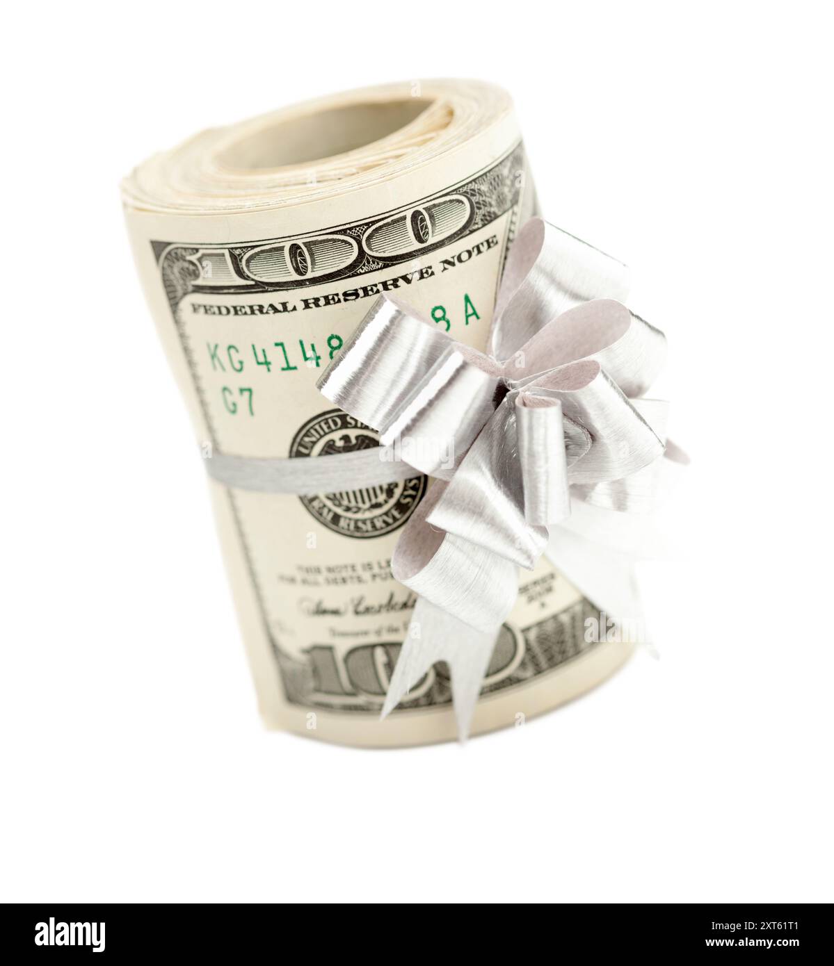 Rouleau de billets de cent dollars attaché dans un arc argenté isolé sur un fond blanc. Banque D'Images Rouleau de billets de cent dollars attaché dans un arc argenté isolé sur un fond blanc. Banque D'Images
