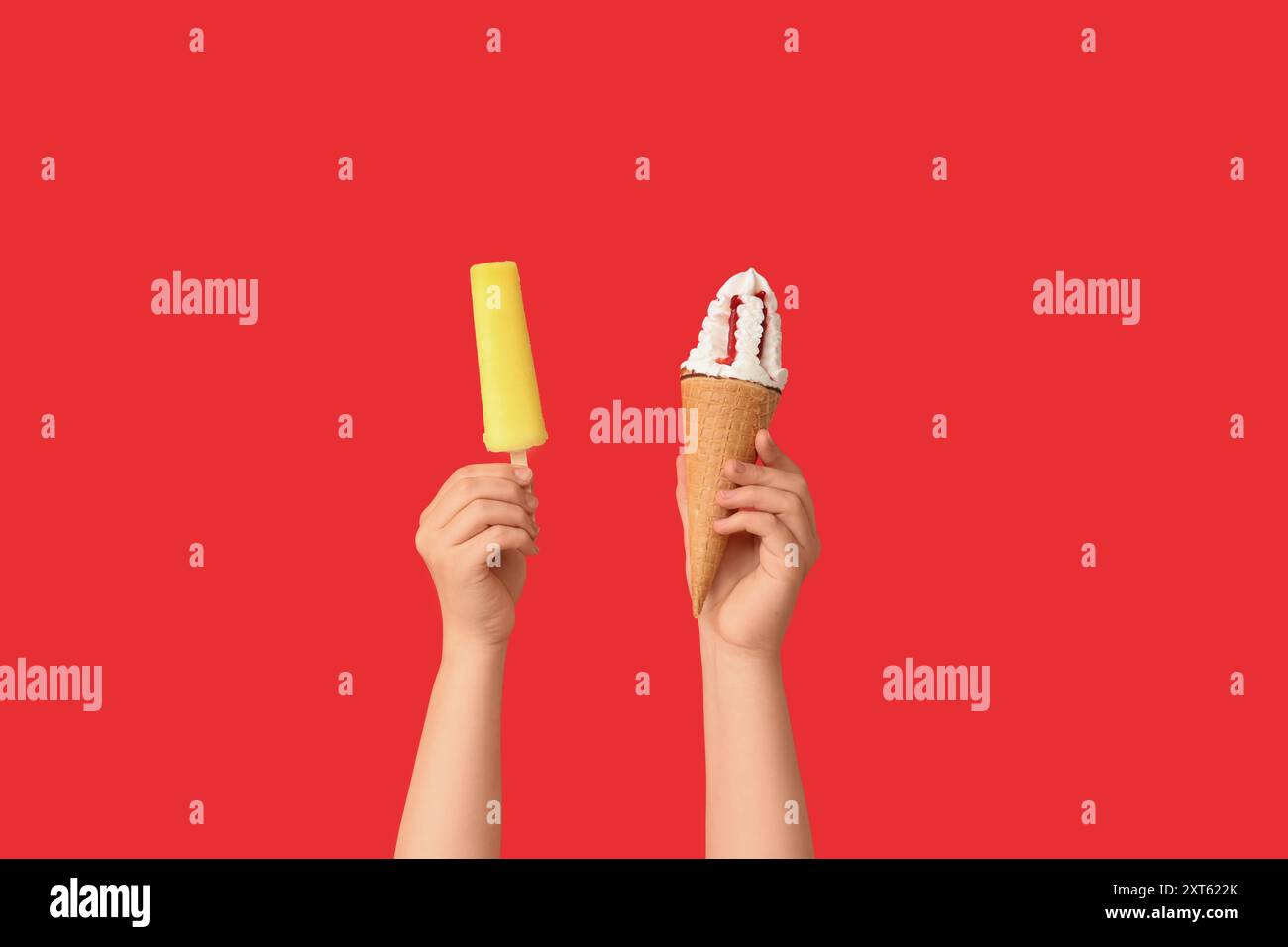 Mains féminines avec différentes glaces sucrées sur fond rouge Banque D'Images