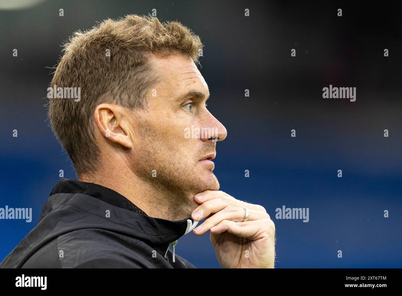 Cardiff, Royaume-Uni. 13 août 2024. Matt Taylor, manager des Bristol Rovers, regarde avant le coup d'envoi. Carabao Cup EFL Cup 1er tour match, Cardiff City contre Bristol Rovers au Cardiff City Stadium à Cardiff, pays de Galles, le mardi 13 août 2024. Cette image ne peut être utilisée qu'à des fins éditoriales. Usage éditorial exclusif, photo de Lewis Mitchell/Andrew Orchard photographie sportive/Alamy Live News crédit : Andrew Orchard photographie sportive/Alamy Live News Banque D'Images