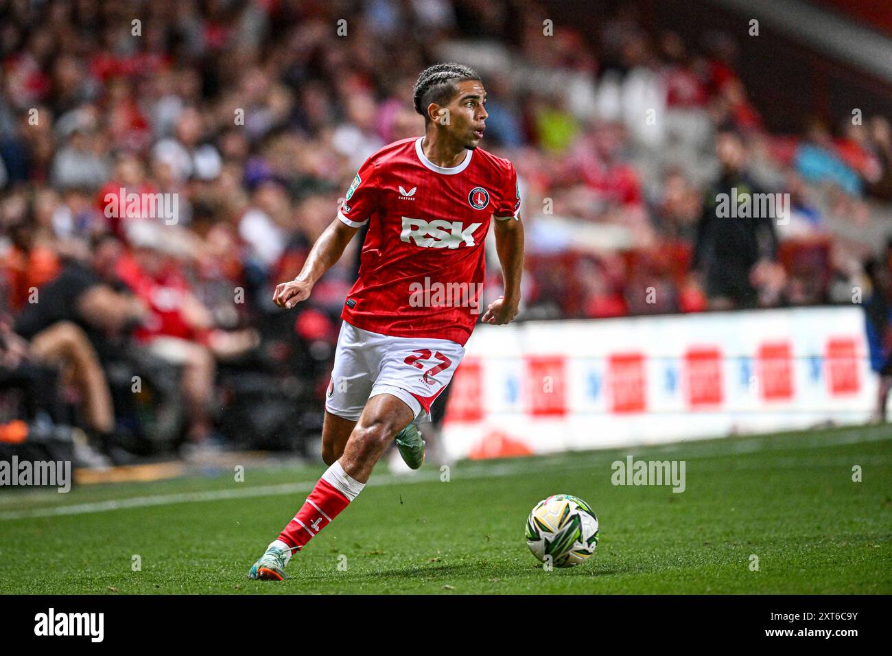 The Valley, Londres, Royaume-Uni. 13 août 2024. Carabao Cup Round 1 Football, Charlton Athletic contre Birmingham City ; Tennai Watson de Charlton Athletic sur le ballon crédit : action plus Sports/Alamy Live News Banque D'Images