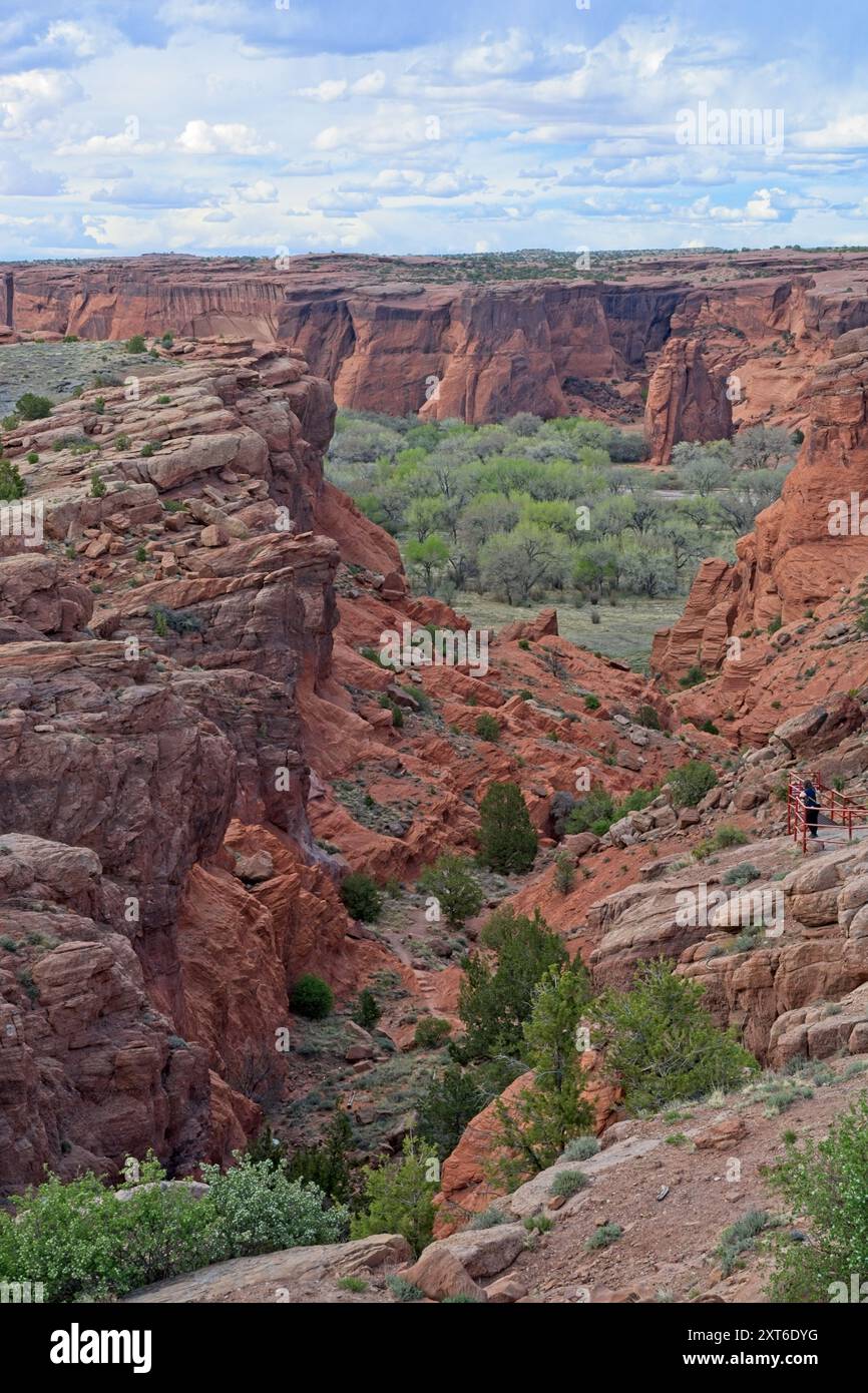 Touriste lointain appréciant la vue impressionnante du tunnel Overlook dans le Canyon de Chelly Banque D'Images