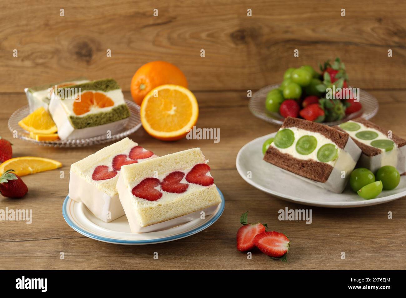 Divers fruits japonais Sando, fraise, muscat brillant, Orange au chocolat, Matcha et pain original Banque D'Images