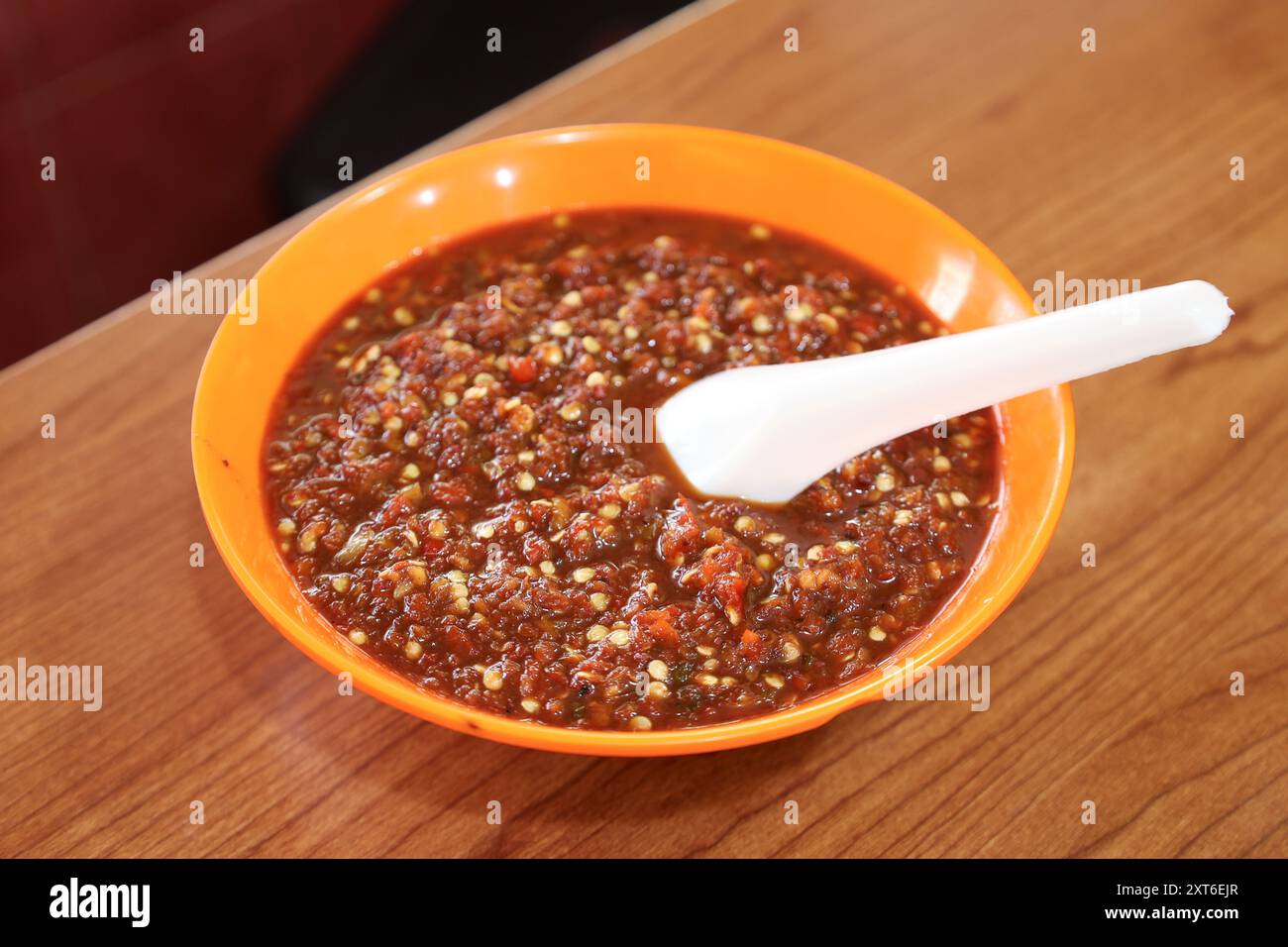Sambal Dadak Sunda, sauce piment traditionnelle indonésienne. Piment moulu avec tomate et citron vert. Servi dans le bol. Banque D'Images