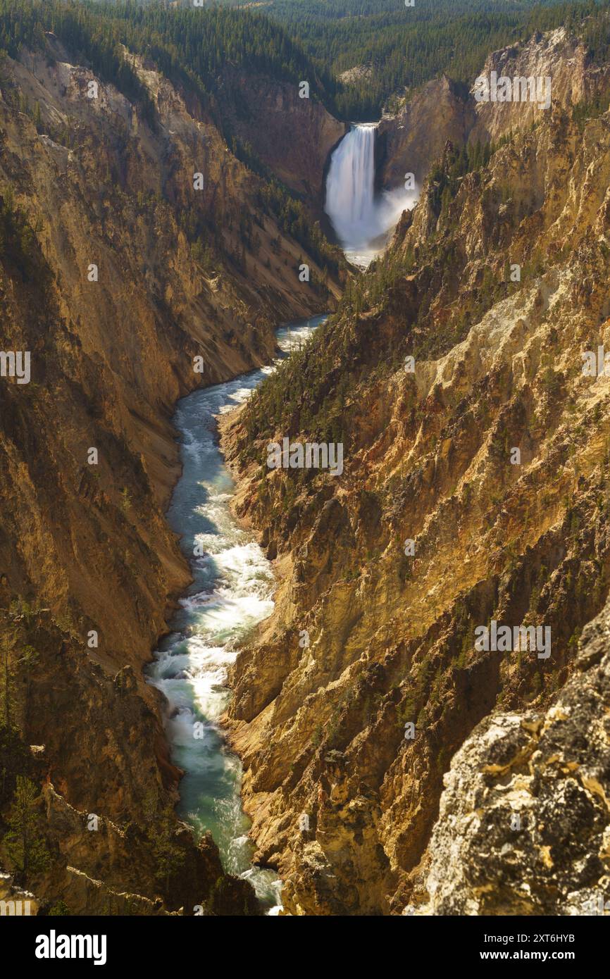 Une vue verticale des chutes inférieures dans le Grand Canyon du Yellowstone, avec une rivière qui coule dans le canyon par une journée ensoleillée dans le Wyoming, États-Unis Banque D'Images