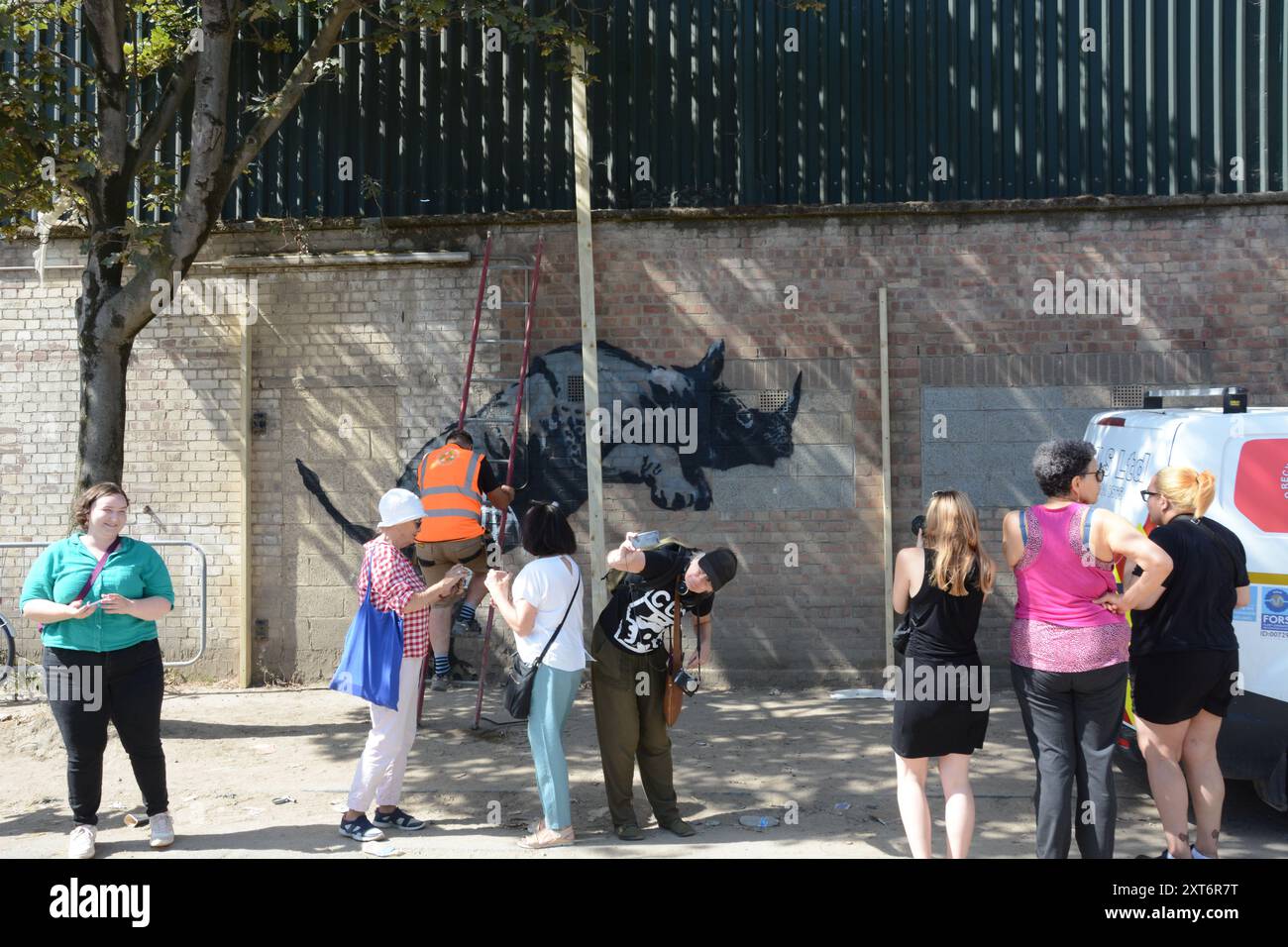 Le rhinocéros de Banksy à Charlton a été marqué quelques heures après son dévoilement et le lendemain, l'œuvre était protégée. Banque D'Images