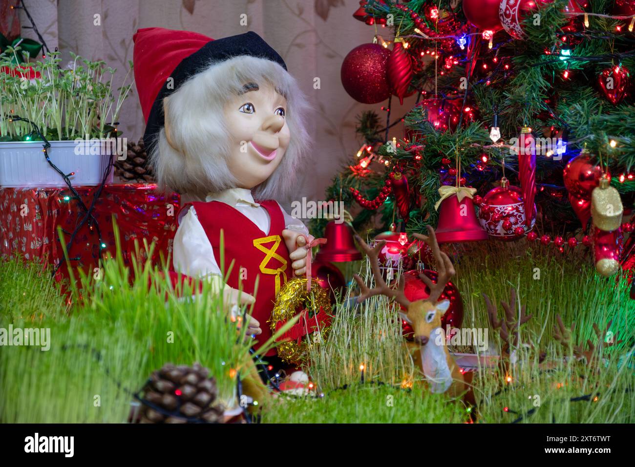 Une scène festive de vacances avec une figurine de bonhomme de neige joyeuse, des décorations de Noël vibrantes et de la verdure, le tout sur un arbre décoré de rouge Banque D'Images