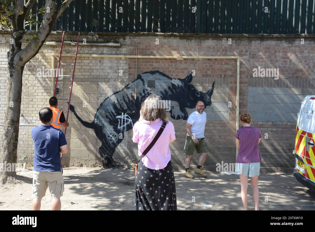 Le rhinocéros de Banksy à Charlton a été marqué quelques heures après son dévoilement et le lendemain, l'œuvre était protégée. Banque D'Images