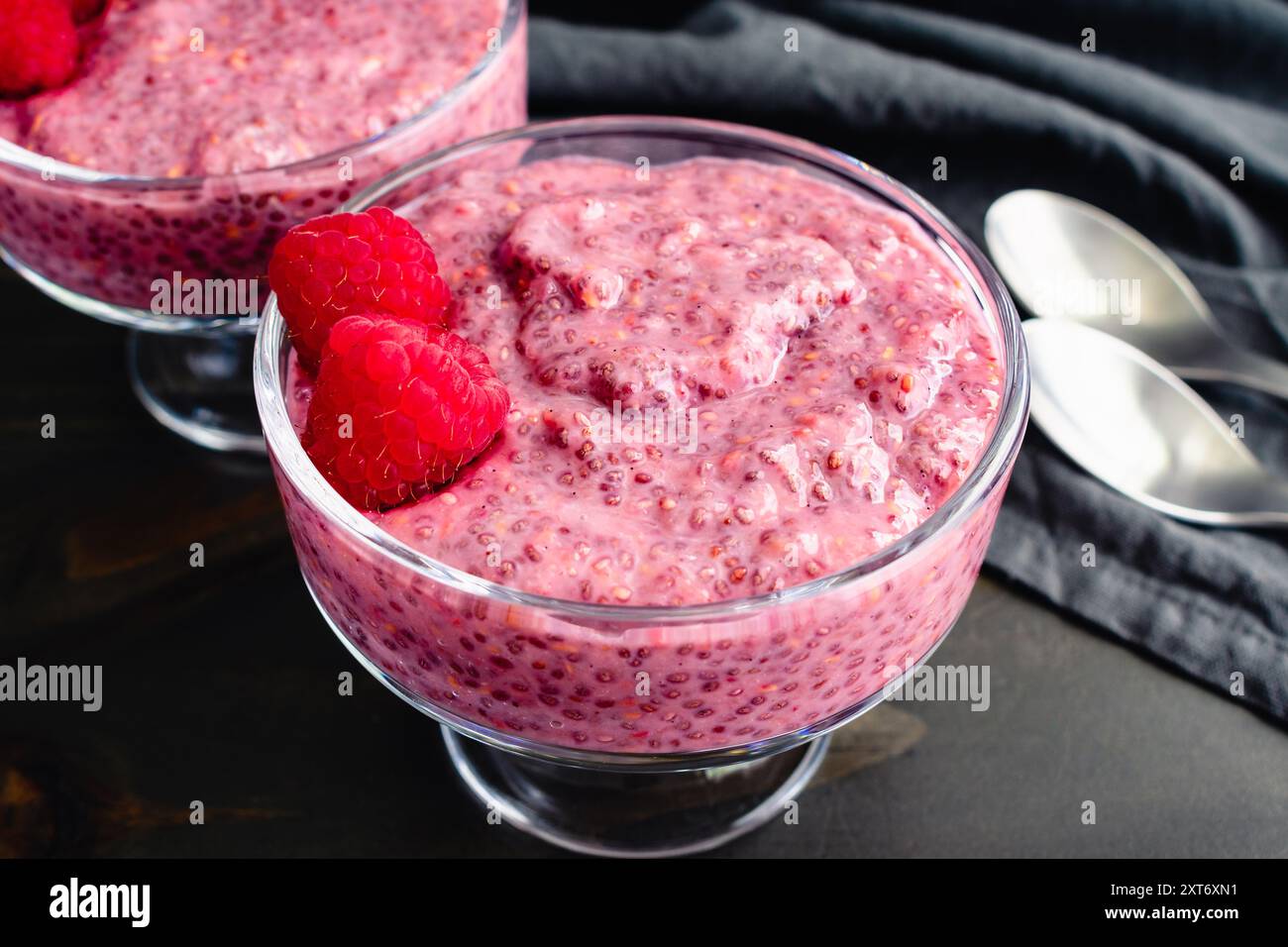 Plats de framboise Chia Pudding Close-up : pudding de petit déjeuner aux fruits sains et aux graines de chia garni de framboises fraîches Banque D'Images