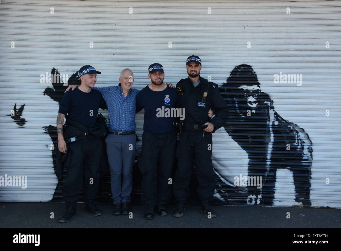 Sir Jim Smith pose devant l'œuvre finale de Banksy dans une série de 9 graffitis animaliers au zoo de Londres le 13 août 2024. Banque D'Images