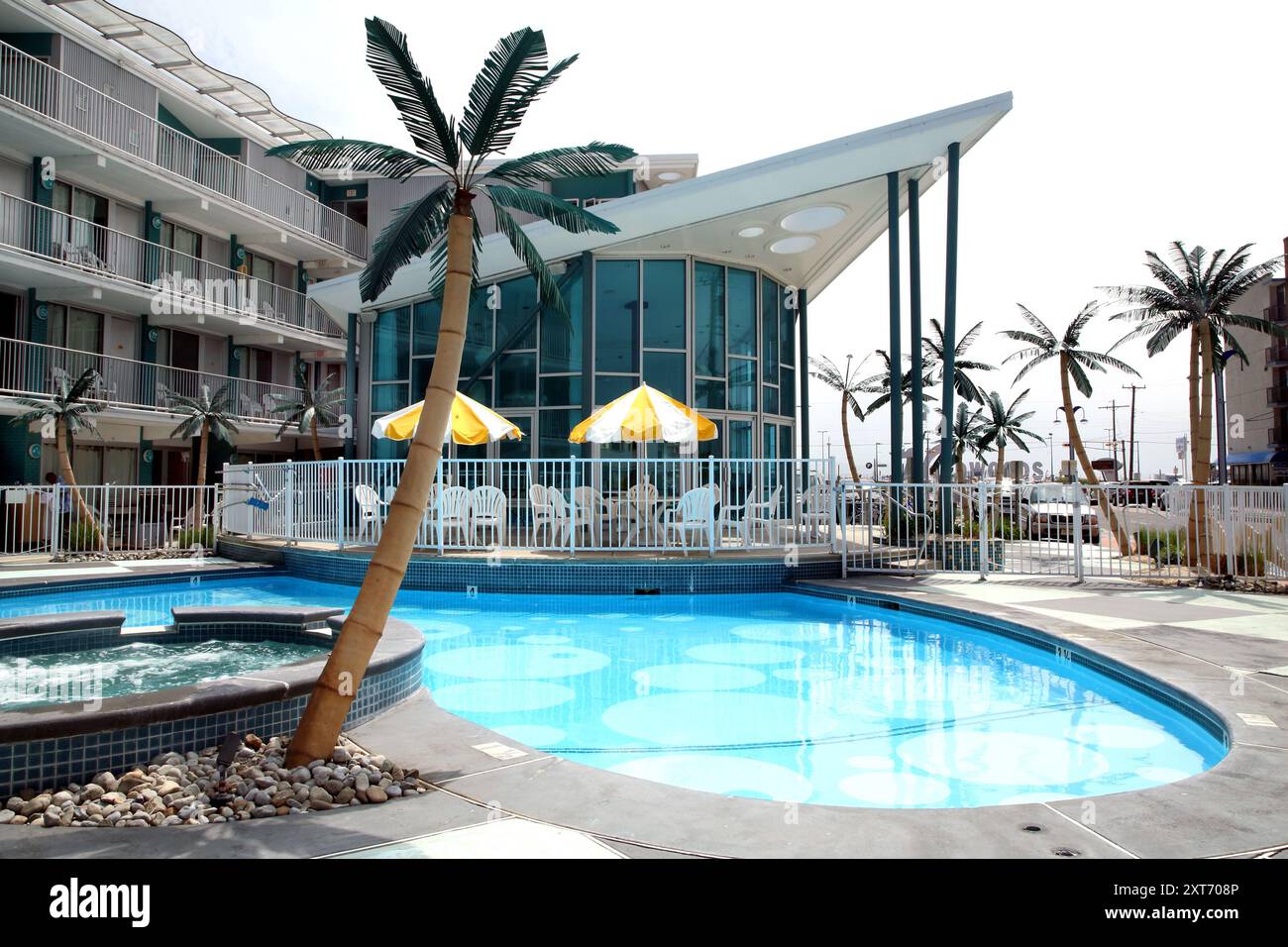 L'hôtel Wildwood présente l'architecture emblématique de la station balnéaire des années 1950, avec des palmiers en plastique et un design rétro. Banque D'Images