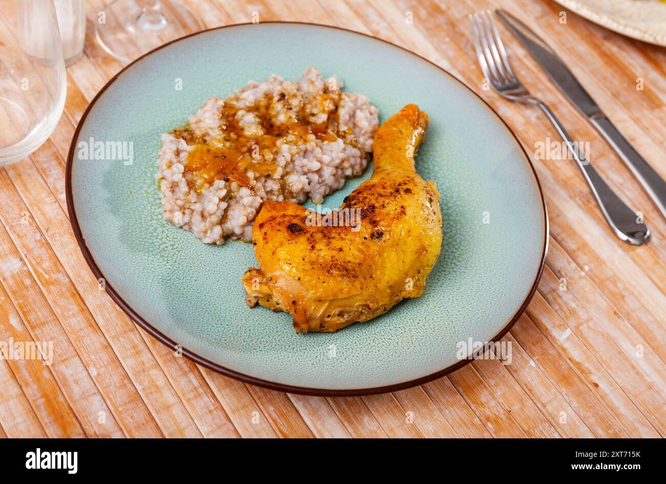 Cuisses de poulet avec sarrasin, délicieux dîner Banque D'Images