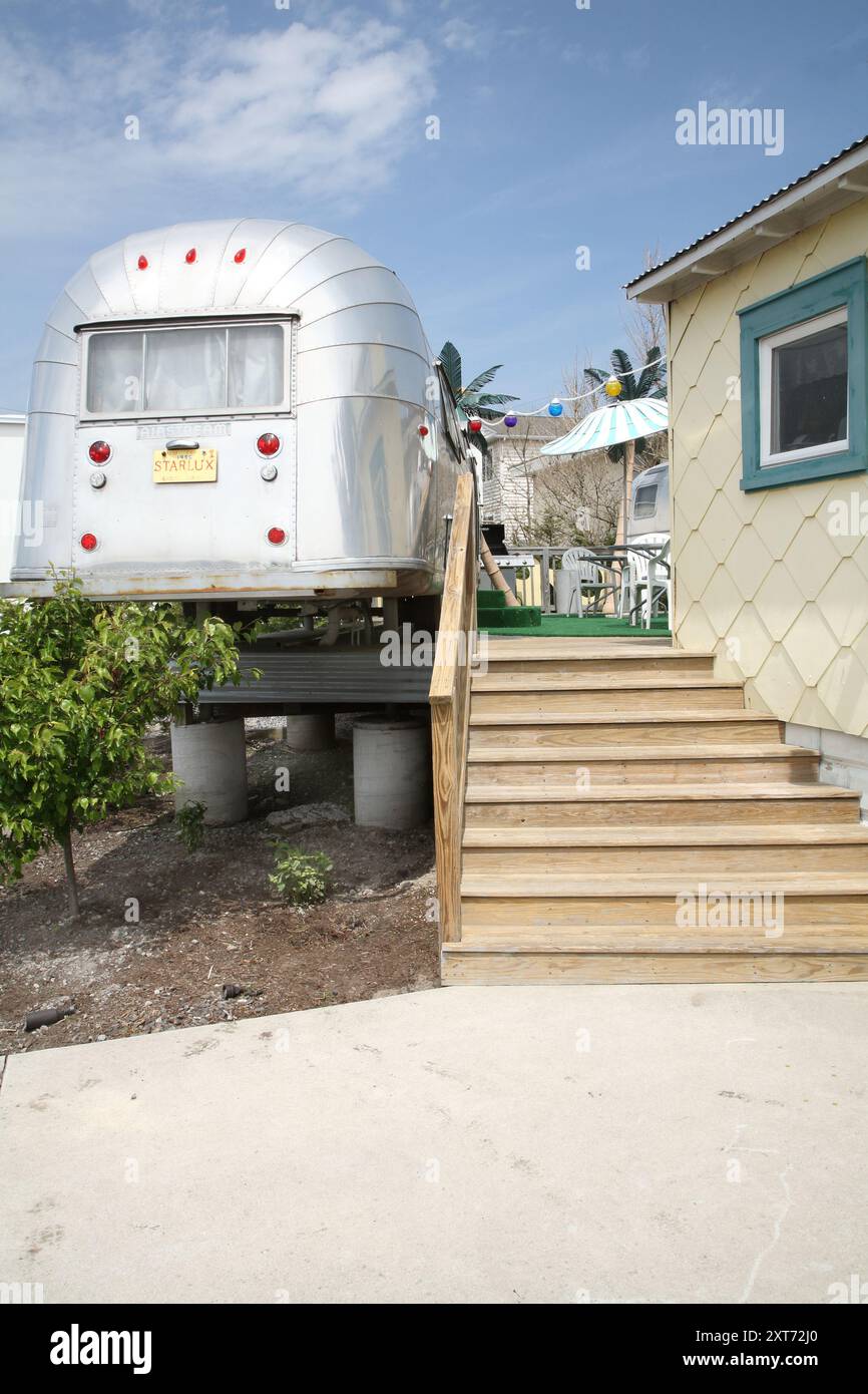 La remorque Airstream Globetrotter en aluminium des années 1950 avec un style classique des années 1950, utilisée comme chambre privée à l'hôtel Wildwood Resort. Banque D'Images