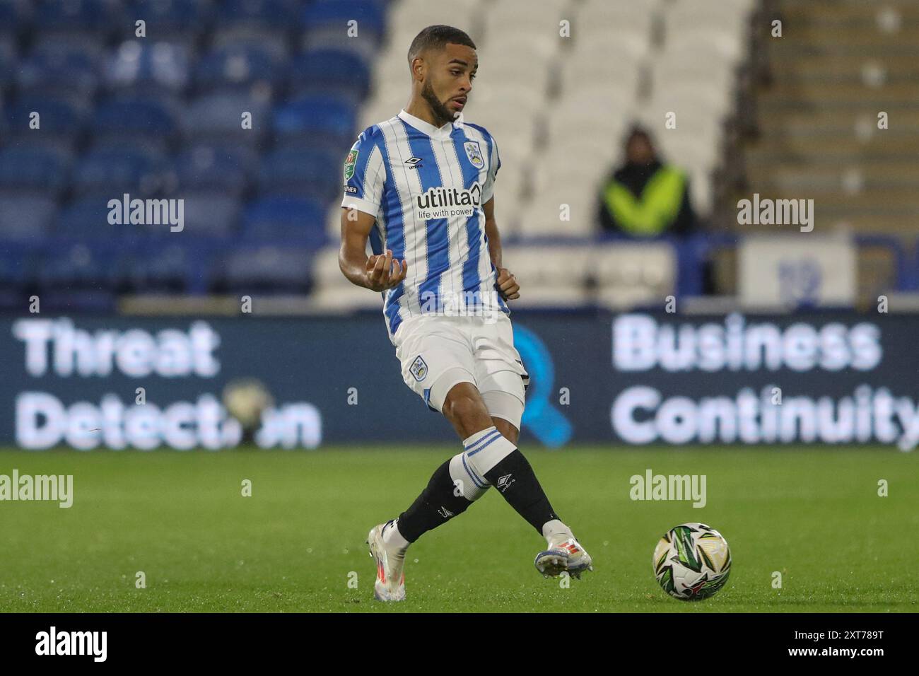 Brodie Spencer de Huddersfield Town passe le ballon lors du match de la Coupe Carabao Huddersfield Town vs Morecambe au stade John Smith, Huddersfield, Royaume-Uni, 13 août 2024 (photo par Alfie Cosgrove/News images) Banque D'Images
