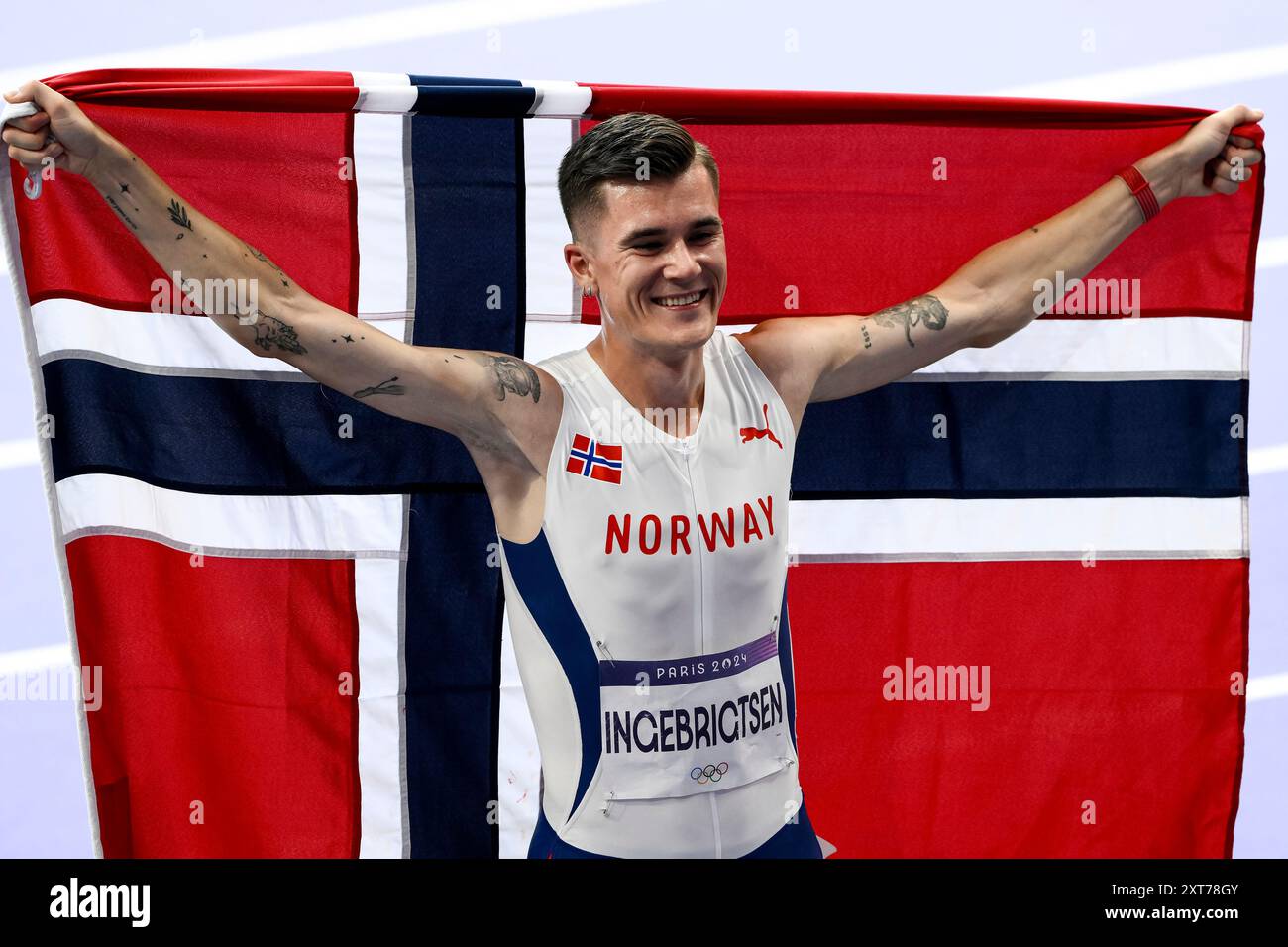 Jakob Ingebrigtsen, de Norvège, célèbre sa participation à la finale du 5000 m masculin aux Jeux Olympiques de Paris 2024 au stade de France à Paris (France), le 10 août 2024. Jakob Ingebrigtsen s'est classé premier en remportant la médaille d'or. Banque D'Images