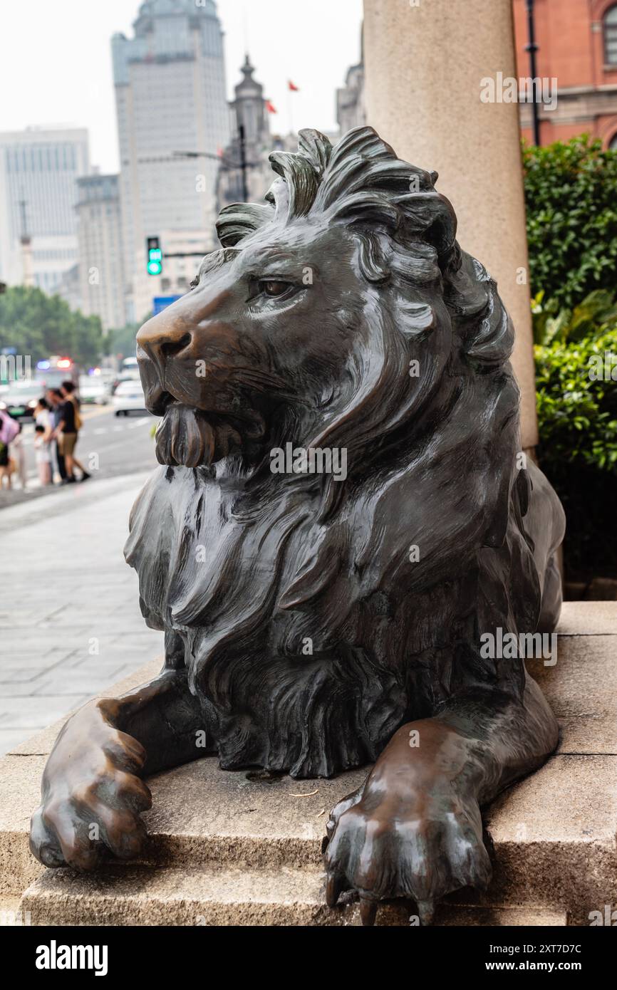 Stephen et Stitt - copies de sculptures de lion originales près de l'ancien bâtiment HSBC à Bund, Shanghai, Chine. Lion immobile (quiescent). Banque D'Images