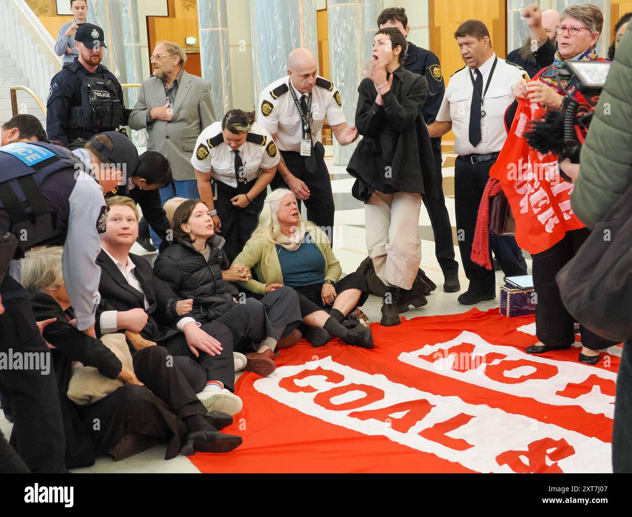 14 août 2024, Australie, Canberra, foyer du Parlement. Climat 14 août 2024, Australie, Canberra, foyer du Parlement. Protestation - les propriétaires traditionnels, les membres de la communauté Pasifika et les survivants des catastrophes climatiques organisent un sit-in appelant le gouvernement albanais à introduire un déclencheur climatique législatif et à exclure plus de projets de charbon et de gaz Banque D'Images