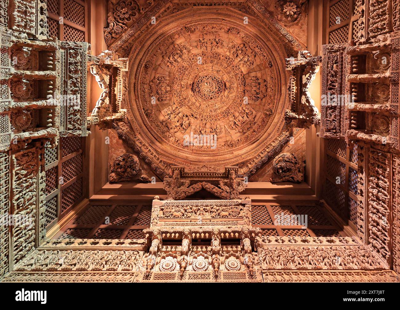 Ensemble architectural de Jain Meeting Hall (Mandapa), temple Vadi Parshvanatha à Patan, Gujarat en Inde, dernier quart du XVIe siècle Banque D'Images