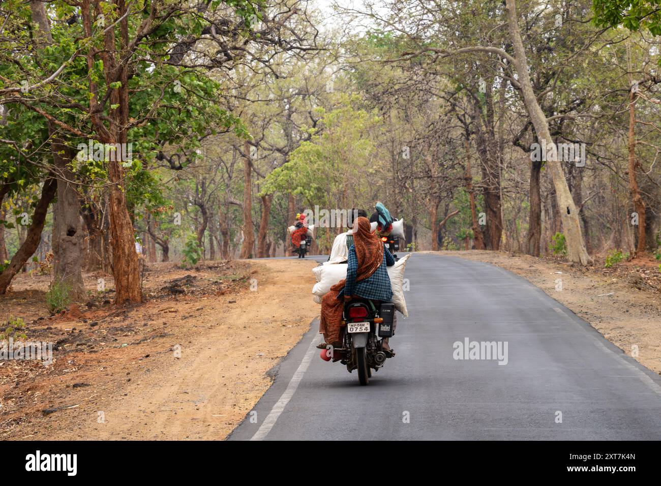 Moto un moyen de transport populaire photographié au Madhya Pradesh, Inde en mai Banque D'Images