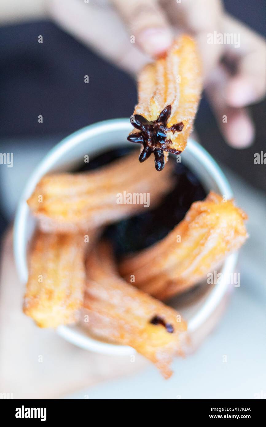 Churros vendus au Molave Community Marketplace, un marché pop-up le week-end le long de Molave Street à Cebu City, Philippines Banque D'Images Churros vendus au Molave Community Marketplace, un marché pop-up le week-end le long de Molave Street à Cebu City, Philippines Banque D'Images