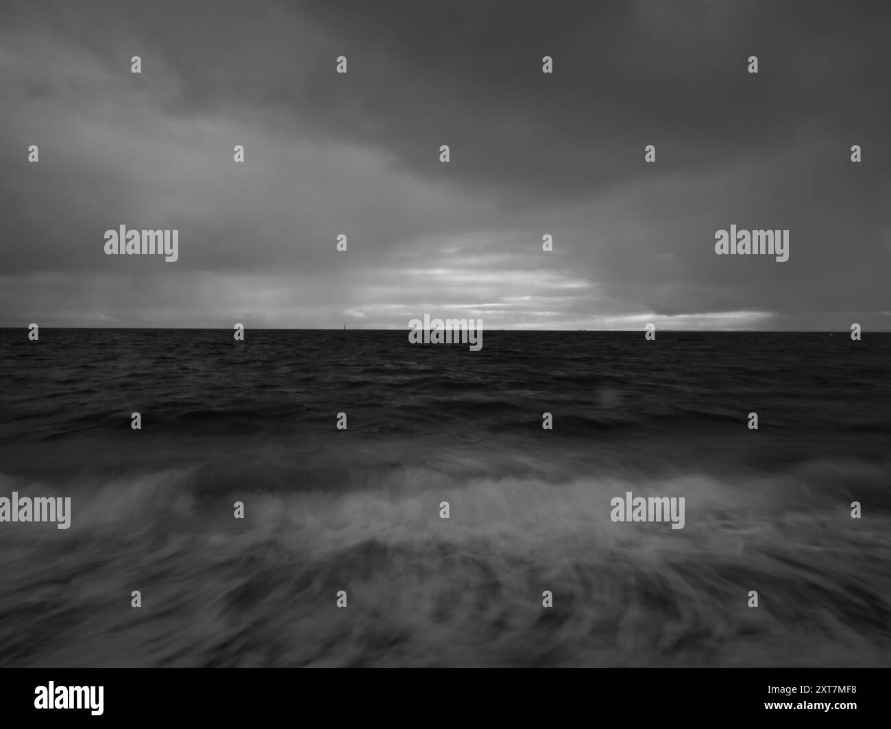 Photographie de paysage marin en noir et blanc Banque D'Images