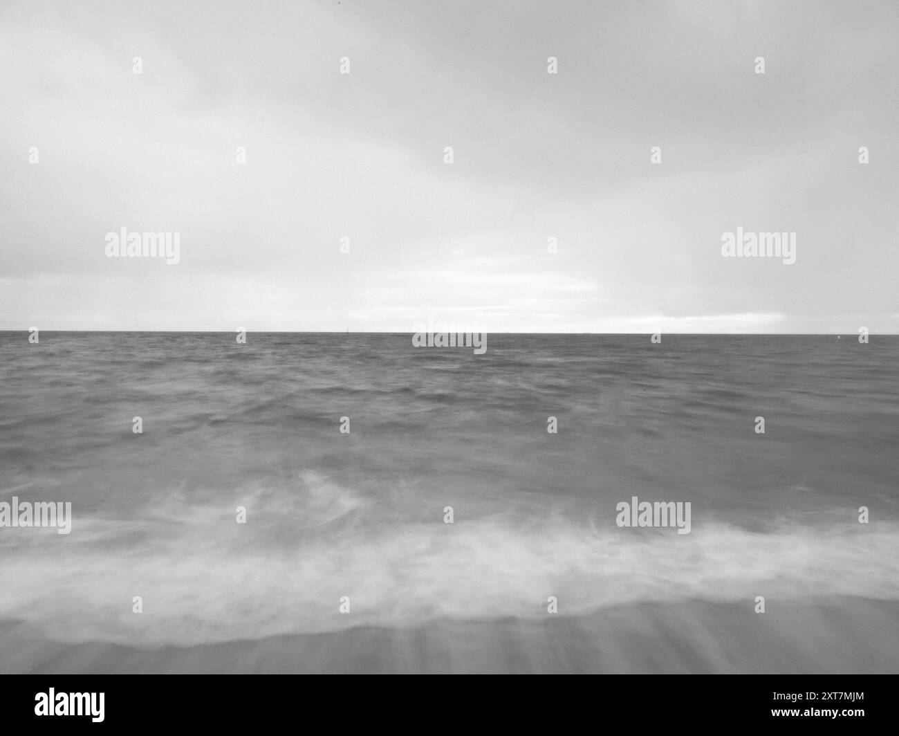 Photographie de paysage marin en noir et blanc Banque D'Images