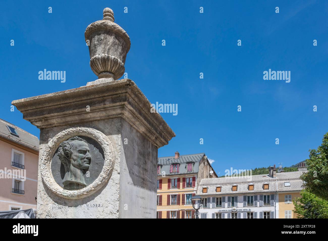 La fontaine commémorative de Jacques-Antoine Manuel sur la place Frédéric Mistral dans le coeur historique de Barcelonnette Banque D'Images