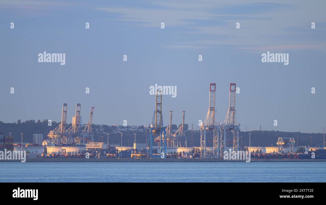Le Havre, France - 24 juillet 2022 : le port du Havre au départ de Villerville, journée ensoleillée en été, ciel bleu, grues, coucher de soleil Banque D'Images