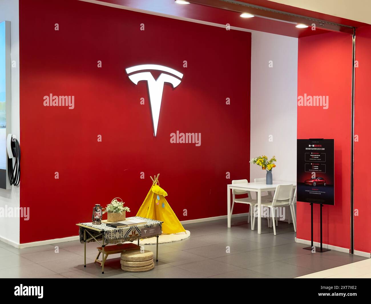 Nanning, Chine - 4 novembre 2023 : Tesla store logo.Tesla, Inc est une multinationale américaine de l'automobile et de l'énergie propre. Banque D'Images