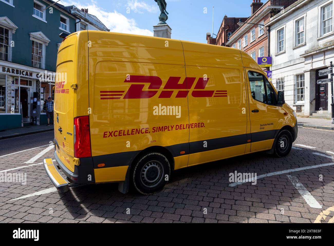 Camionnette de livraison DHL jaune Banque D'Images