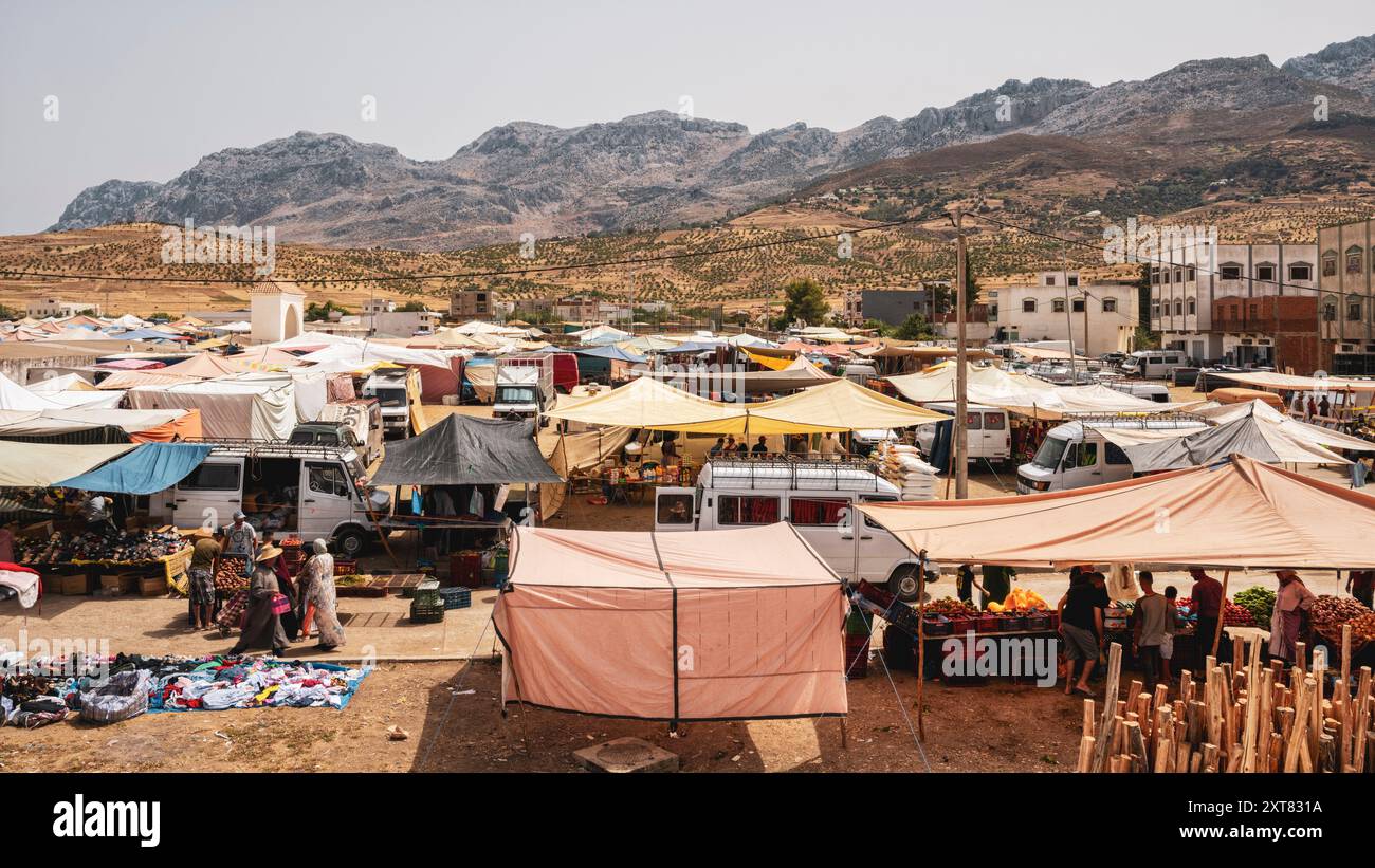 Larbaa Beni Hassen, Maroc : Grand souk marocain (marché) avec les montagnes du Rif en arrière-plan. Petit village sur la route de Tétouan à Chefchaouen. Banque D'Images