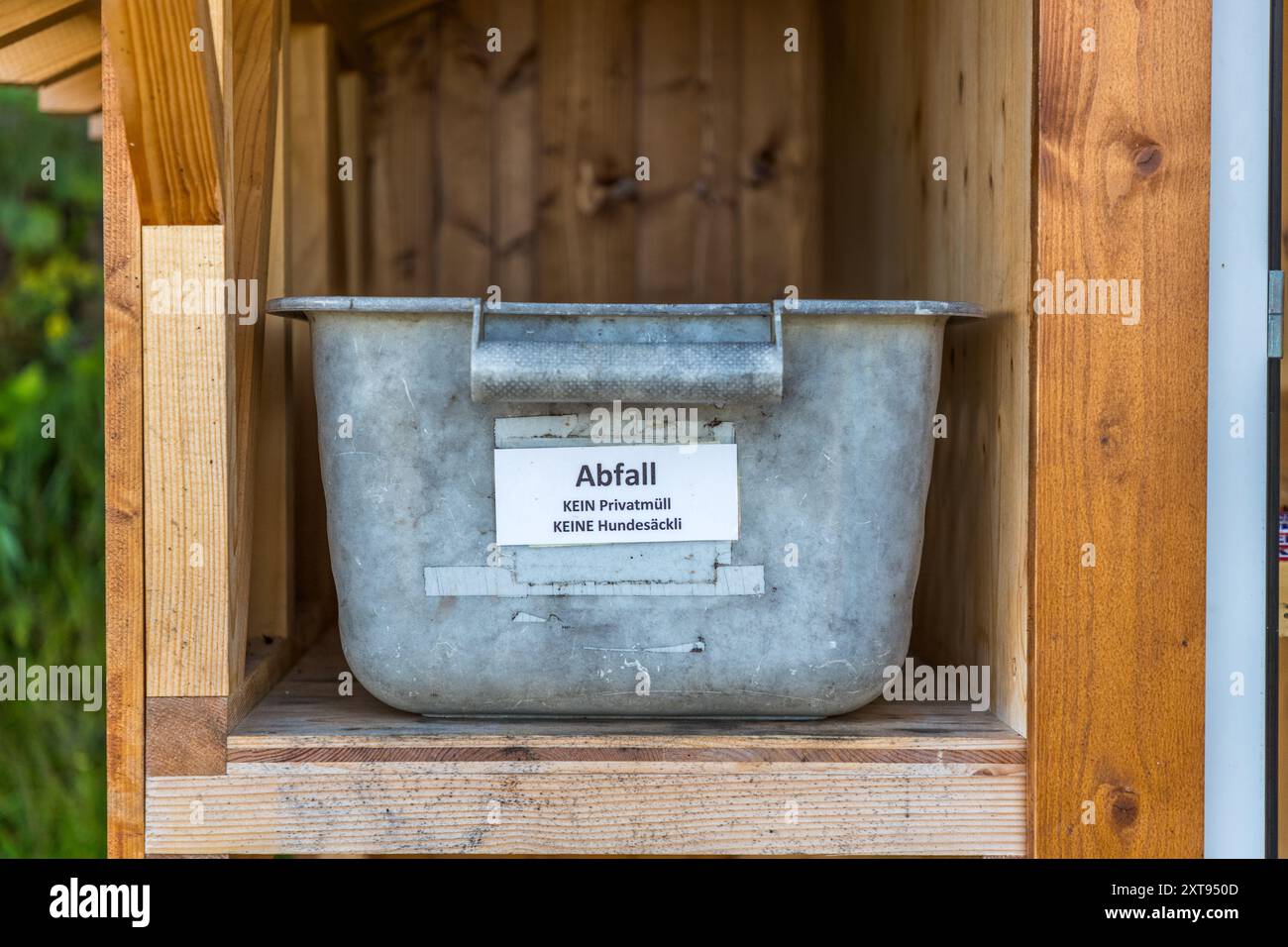 Une poubelle au stand de libre-service sur le Rigi porte une pancarte indiquant « Abfall – KEIN Privatmüll – KEINE Hundesäckli » (déchets – pas de déchets privés – pas de sacs pour chiens). Scheideggstrasse, Arth, Schwyz, Suisse Banque D'Images