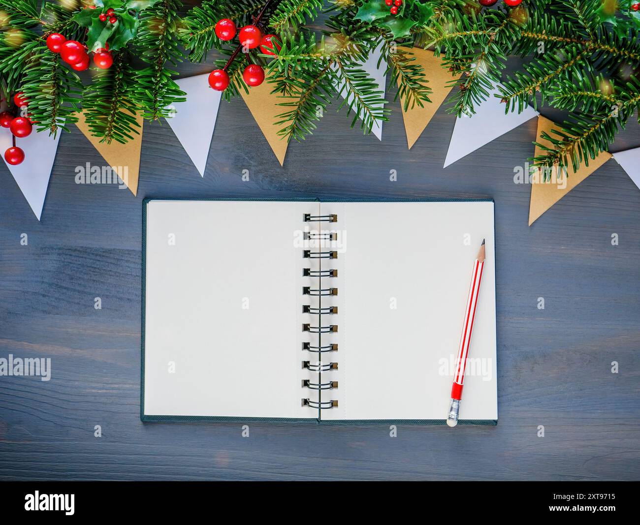 Vue de dessus du fond de Noël avec Vide Ouvrez le bloc-notes, un crayon, des décorations de Noël et bokeh Banque D'Images Vue de dessus du fond de Noël avec Vide Ouvrez le bloc-notes, un crayon, des décorations de Noël et bokeh Banque D'Images
