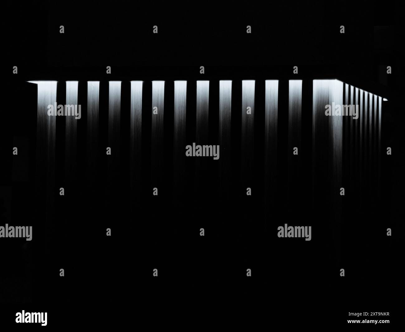 Piliers illuminés avec lumière décorative : motif et texture sur le fond du mur. Noir et blanc. Banque D'Images