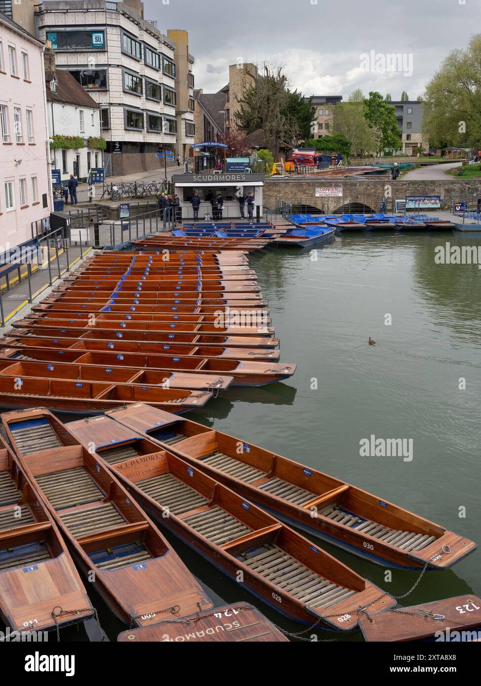 Vue sur Scudamore's Punting Station, Magdalene Bridge, Cambridge, Royaume-Uni Banque D'Images