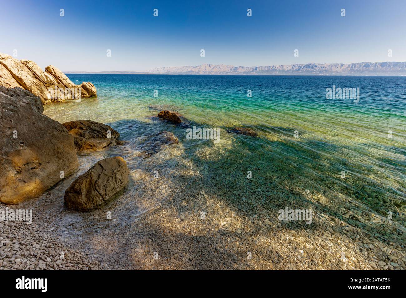 Descente raide vers le bas des escaliers vers une plage rocheuse, côte de la mer Adriatique en Croatie, garde-corps de sécurité en corde de pêche épaisse Banque D'Images