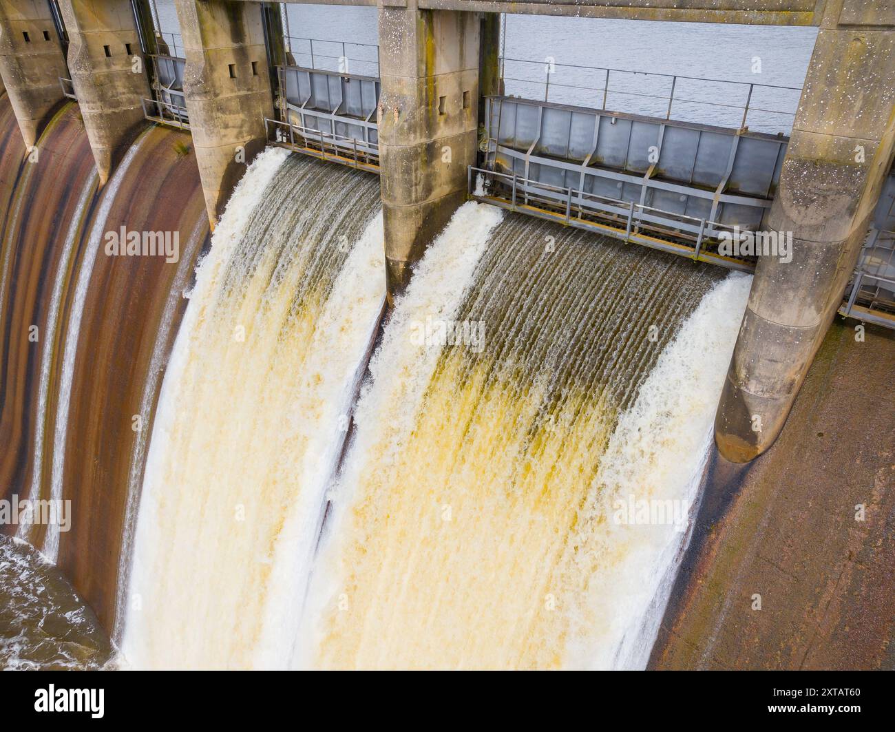 Vue aérienne de l'eau jaillissant sur un déversoir depuis une porte de réservoir à Laureston dans le centre de Victoria, Australie. Banque D'Images