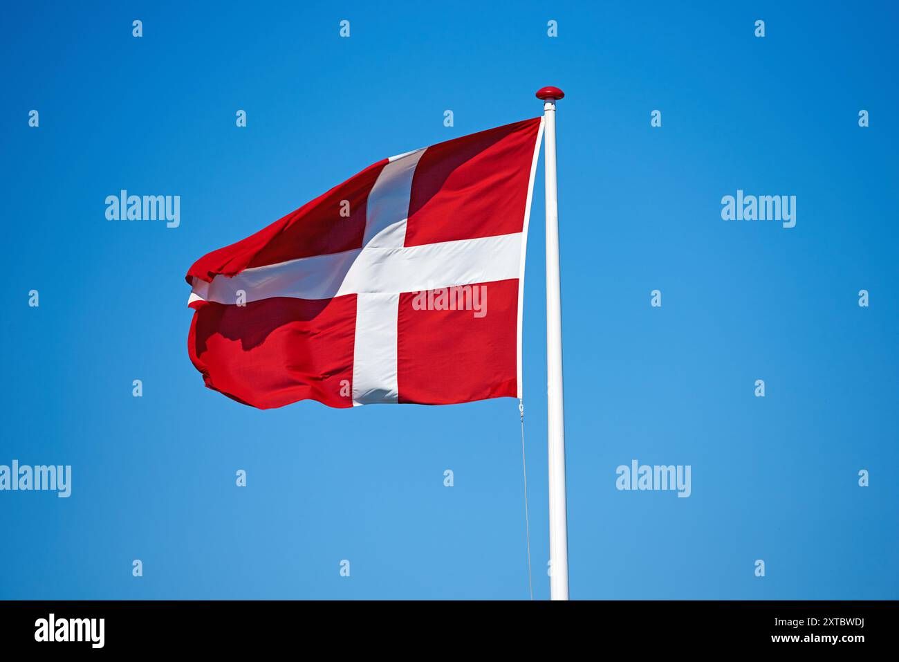 Drapeau, ciel bleu et danemark avec croix rouge et blanche pour symbole du pays scandinave ou de l'état danois. Vent, pôle et représentation colorée de Banque D'Images