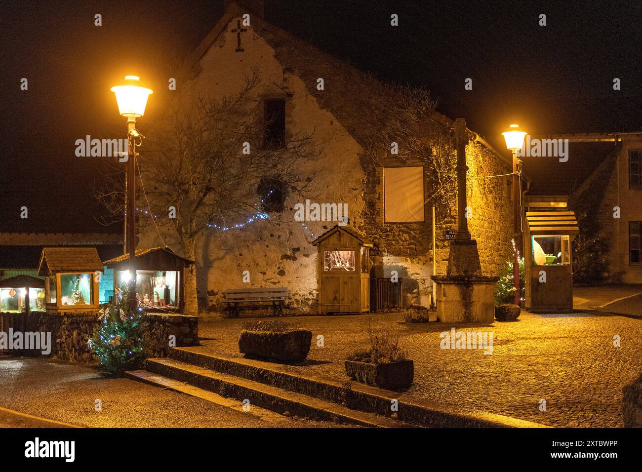 Exposition de scènes de nativité organisée par les crèches du monde à Landogne pendant les fêtes, Puy-de-Dôme, Auvergne, France Banque D'Images