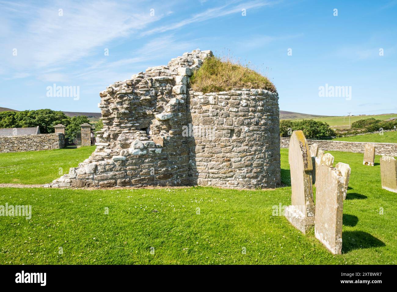 Les vestiges de l'église ronde Saint-Nicolas du XIIe siècle à Orphir sur Orkney Mainland. Il est mentionné dans la saga Orkneyinga. Banque D'Images