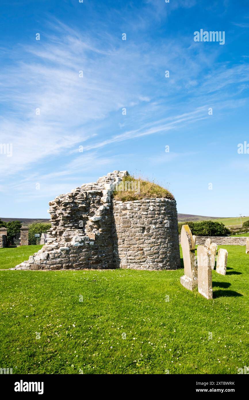 Les vestiges de l'église ronde Saint-Nicolas du XIIe siècle à Orphir sur Orkney Mainland. Il est mentionné dans la saga Orkneyinga. Banque D'Images