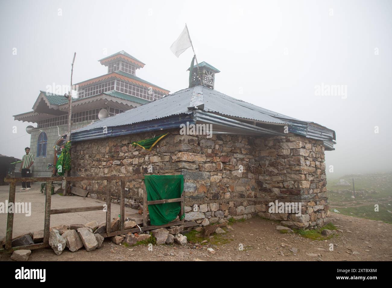 Peer Ki Gali, Inde, 14/08/2024, vue générale du sanctuaire de saint Cheikh Soufi Ahmed Karim, au col de Pir Panjal, également appelé Peer Ki Gali, à environ 100 km au sud de Srinagar, la capitale estivale du Jammu-et-Cachemire. Le col de Pir Panjal est un col de montagne et une destination touristique située dans la chaîne de Pir Panjal du Jammu-et-Cachemire, qui relie la vallée du Cachemire aux districts de Rajouri et Punch via Mughal Road. C'est le point le plus élevé de la route moghole à 3 490 mètres d'altitude. La route moghole, comme son nom l'indique, a été historiquement créée et utilisée par les empereurs moghols. C'était la route th Banque D'Images