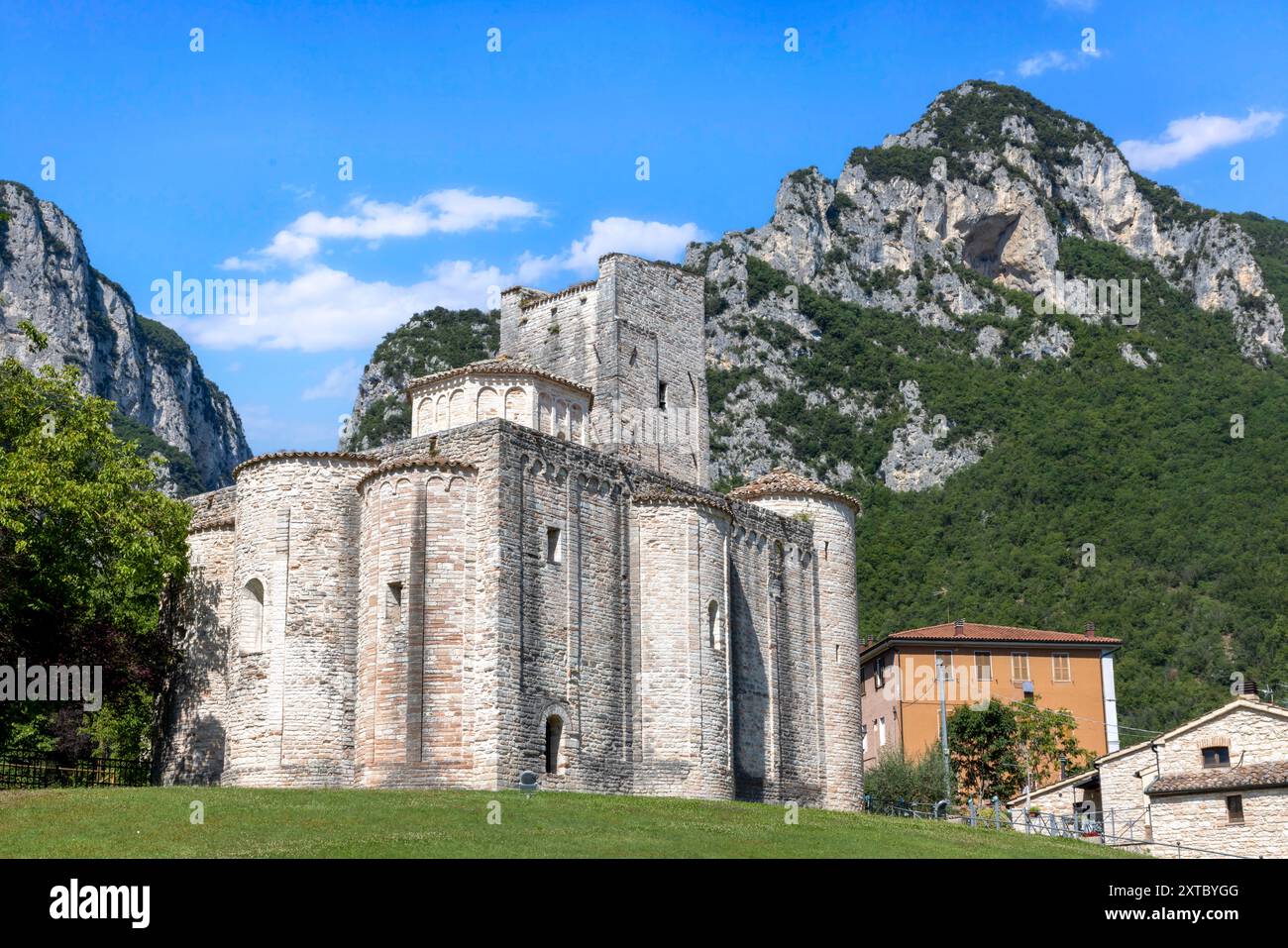 L'abbaye de San Vittore alle Chiuse à Genga, Marches, Italie, a été construite par les Longobards vers la fin du 10ème siècle, complètement entourée de b Banque D'Images