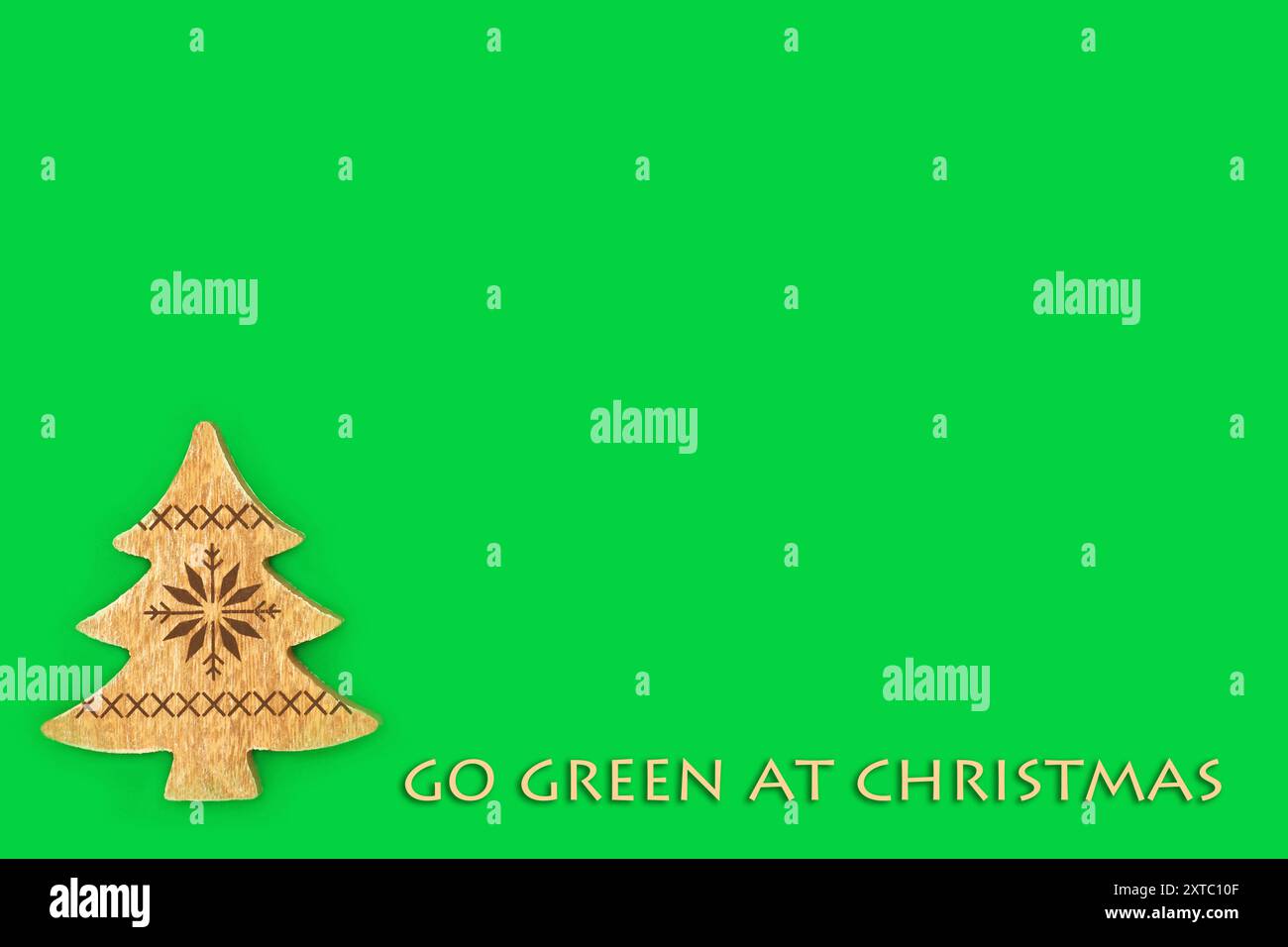 Chistmas arbre naturel Go vert fond de décoration en bois. Écologique éthique, concept non toxique avec ornement pour Noël, Noël, symbole de Yule. Banque D'Images Chistmas arbre naturel Go vert fond de décoration en bois. Écologique éthique, concept non toxique avec ornement pour Noël, Noël, symbole de Yule. Banque D'Images