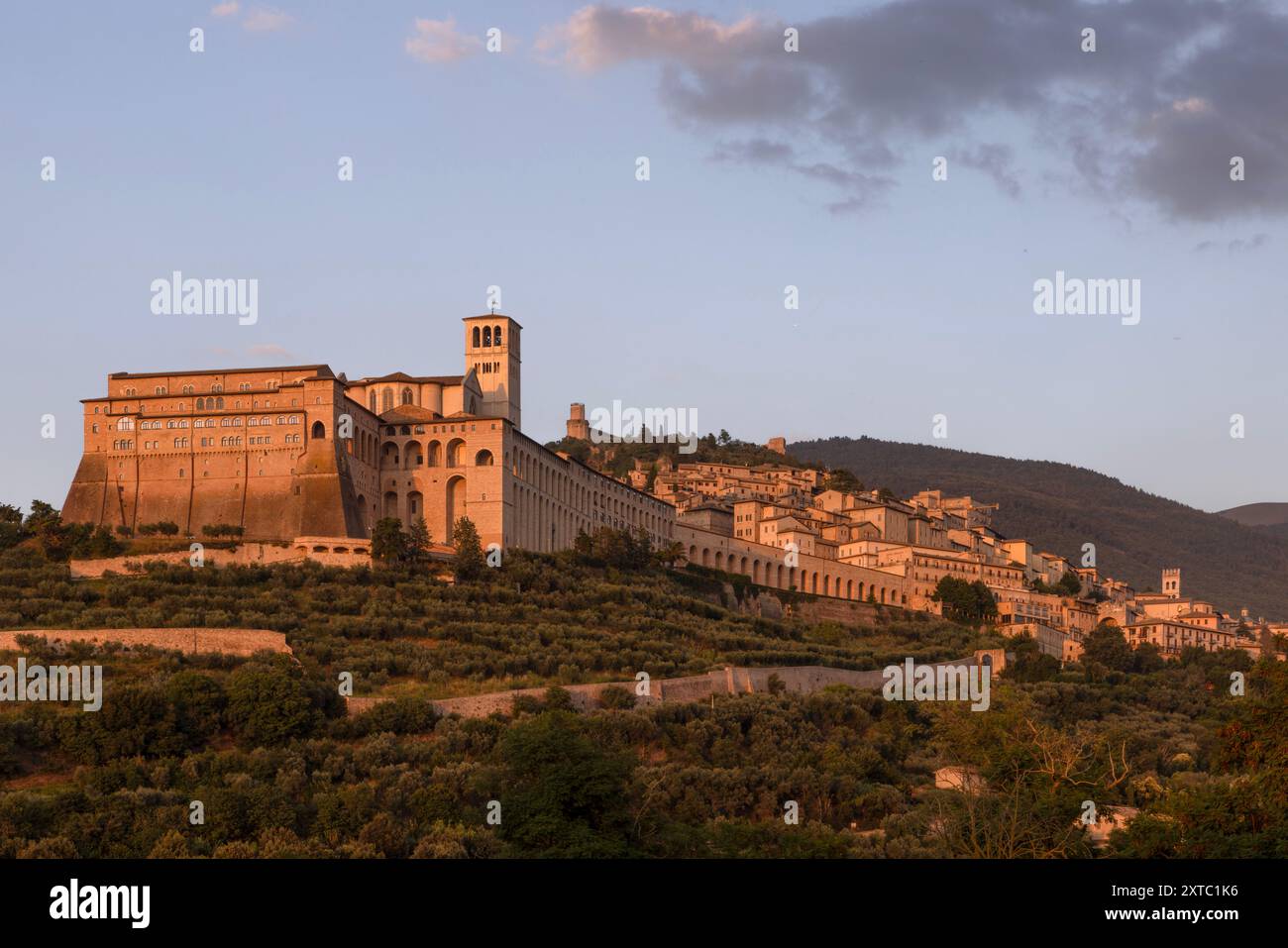 La majestueuse cathédrale de San Rufino se dresse au cœur d'assise, en Italie, surplombant la charmante ville médiévale et le pittoresque cou ombrien Banque D'Images